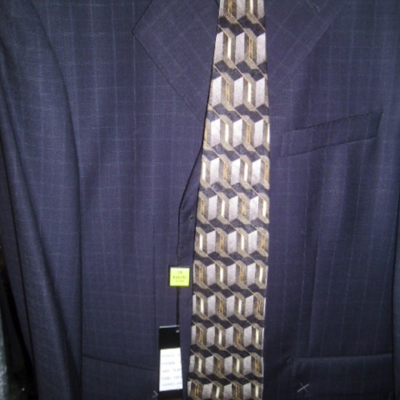 Men's suit - Picture 2 of 3
